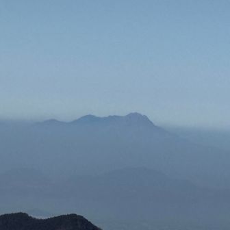 雲仙の山塊と手前は熊本市の金峰山⛰️