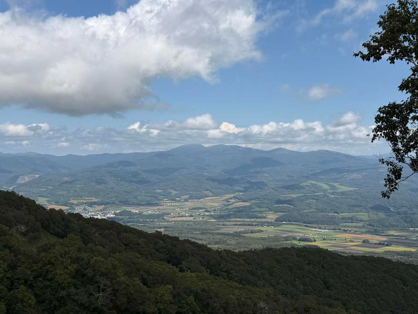 ある程度標高下げたら
朝見えなかった無意根方面が見えました😄