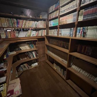 山荘内には図書室？もあってたくさんの漫画や本があります。全部読むには相当かかりますw