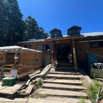 三伏峠小屋のすぐ隣の水場は宿泊者のみ使用可。テン場から10分ほど行った先に水場がある模様

※伊那バスが来年から伊那大島駅~鳥倉登山口間の運行廃止を表明したらしく、その件についての登山者アンケートが入口左手にありました