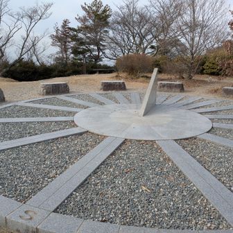 十二支の方位盤がある
太子町からの登山者もある　ベンチは未年を選んで座る