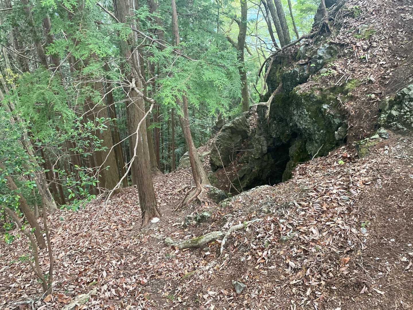 少し先にありました！噂の洞窟👀