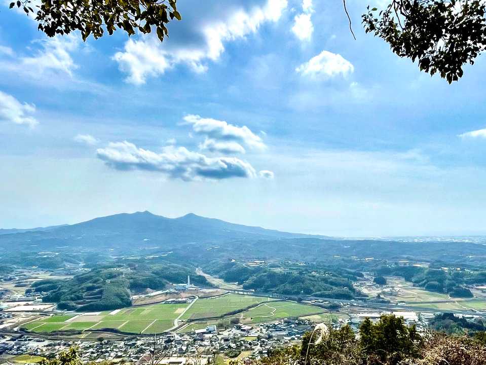 木葉山からは、金峰山とニノ岳、三ノ岳が正面にばっちりと😆✨新幹線やＪＲの線路も…📸✨