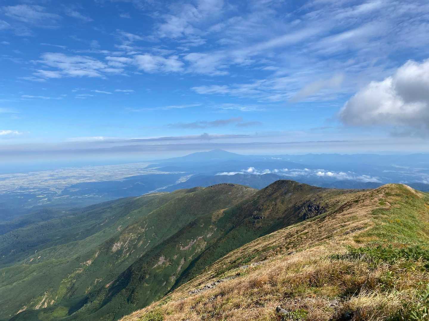 月山八合目往復 | 夏は残雪と花の楽園、秋は黄金に染まる草紅葉、四季折々の魅力の写真