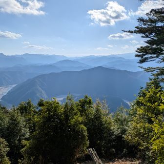 尾根の曲がり方が独特。河原も広い。今日は下山したら帰るので、また来たい。南西。紀和町木津呂方面