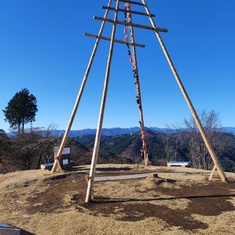 堂平山　山頂です
山頂は、おそらく明日のトレラン大会用の準備で工事中でした