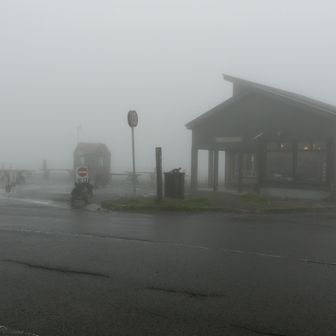 レストハウスまで戻ってきたがガスガスの小雨
駐車場には1台もない
