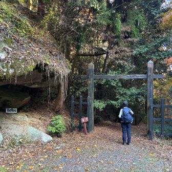 黒門を出て山を下る