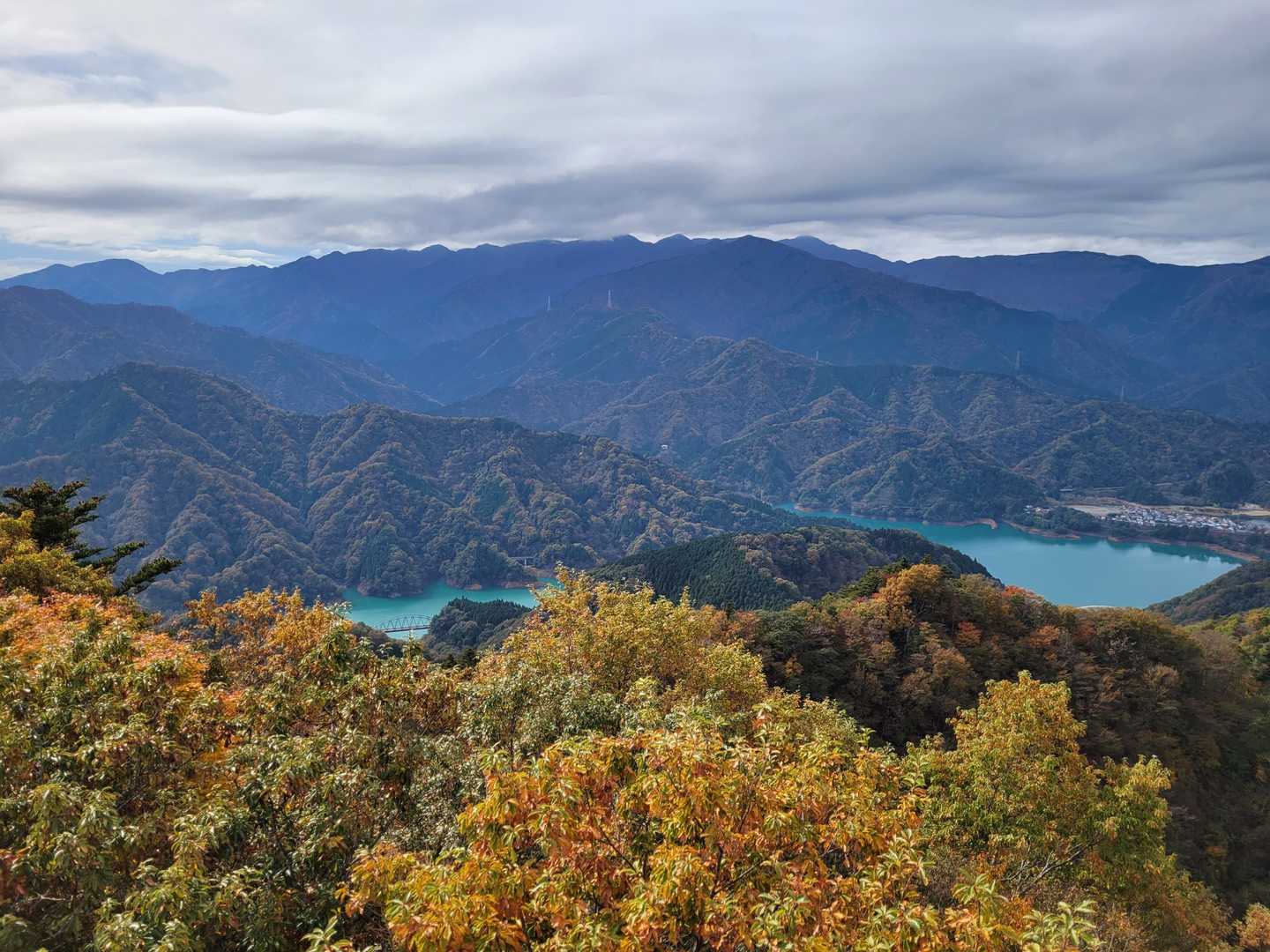 山頂付近はやや紅葉しています。
手前の紅葉と湖、向こうの山々、
最高の景色でした。
ここから高取山の見晴らし台に人がいるのを確認できます。