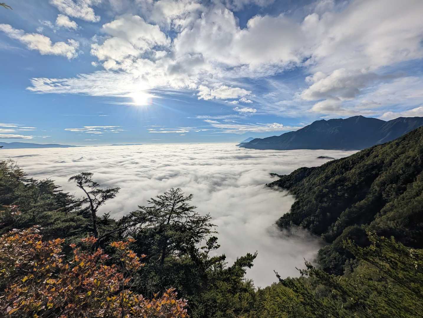 大雲海🤩
中央右に富士山🗻
右の山は鳳凰。オベがとんがってます