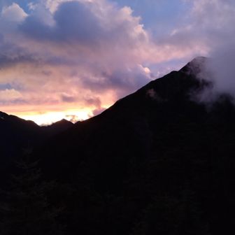 夕焼け。赤石小屋から赤石岳まで3時間かかるので、ご来光を見るには夜間登山しなければなりません