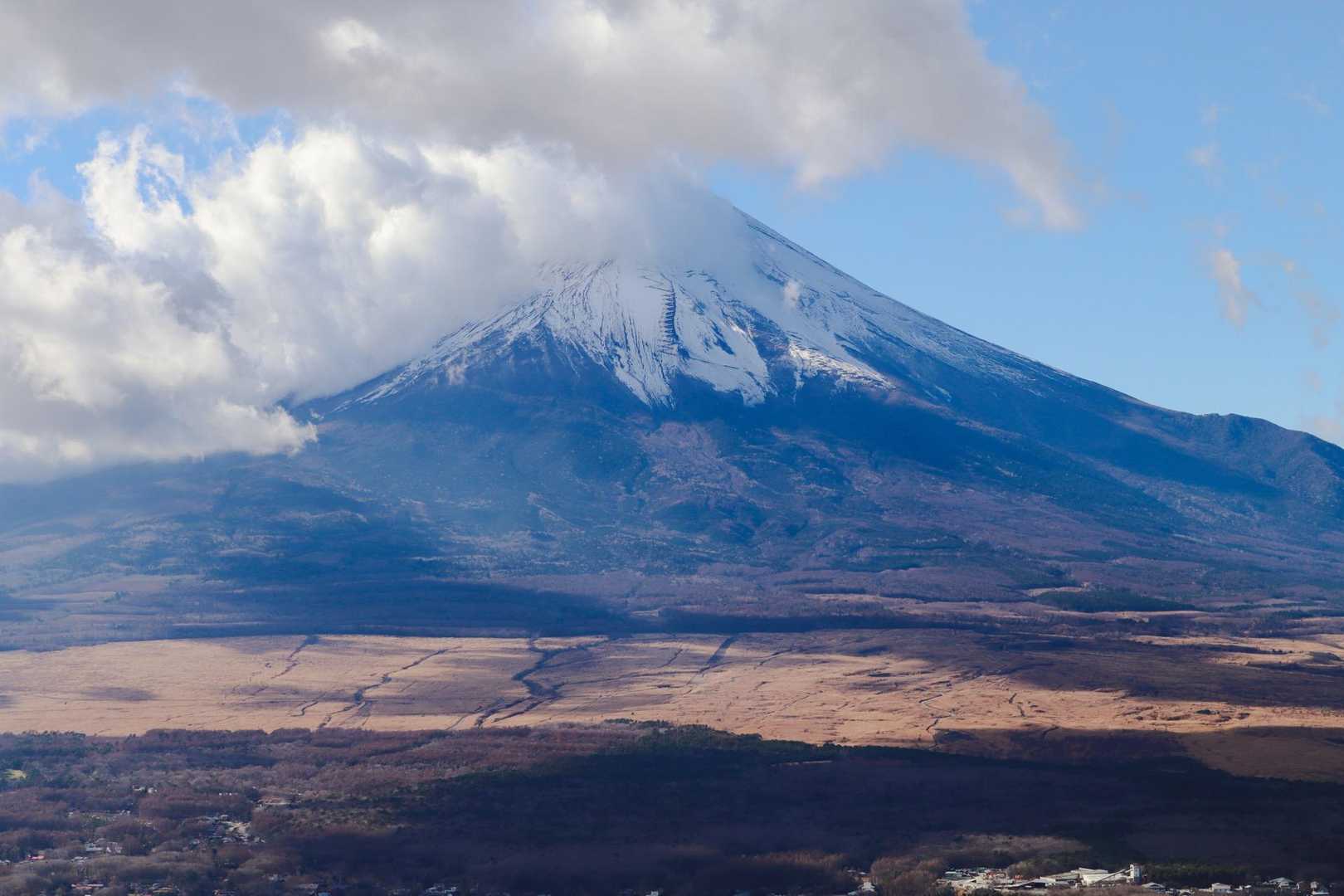 雲が邪魔してるけど、この方向から見る富士山🗻が1番好き😊