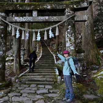 段差低めの長い石段🪨こちらの方が登り易いですね🎶
山登り以外の観光の方も数名いらっしゃいましたよ🤗