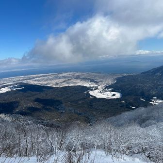 山頂に戻ると、白蛇さんの向こうに琵琶湖が見えました👀
ありがとう蛇谷ヶ峰🐍今日来られて本当に良かった😊

