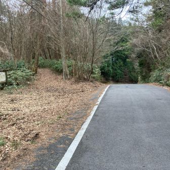法華山へは左の山道へ