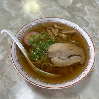 さっき食べたばかりだけど、お隣さんでラーメン🍜
おじいちゃんとおばあちゃんのお店✨
おすすめ聞いてもわからない。
でも、そんな人も好き😊