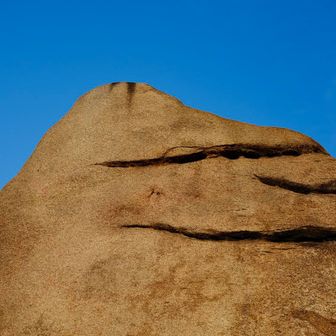 ニコニコ岩というより、ニヤリ岩😏

ニコニコ岩（にこにこいわ）
岡山県の王子ヶ岳にある代表的な奇岩。大きな岩が絶妙なバランスで重なり、笑っている顔のように見えることからこの名前が付けられました。花崗岩が長年の風化・侵食によって丸く削られてできたもので、王子ヶ岳特有の景観を象徴する存在です。瀬戸内海を背景にした展望が魅力で、写真スポットとしても人気があります。