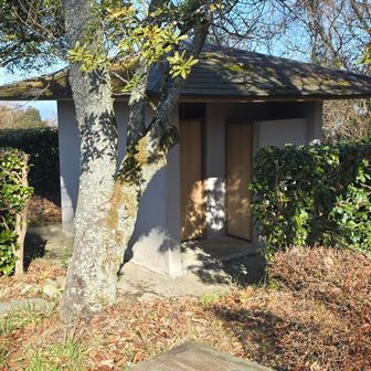 水洗じゃないトイレとベンチあり