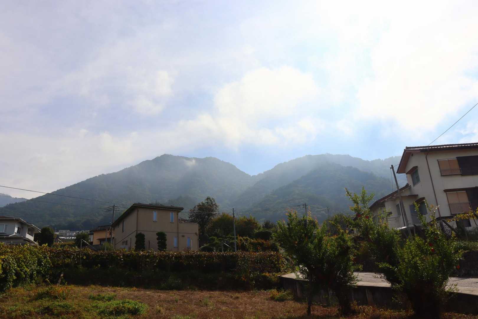 すると目の前に山が。目指す甲州高尾山。