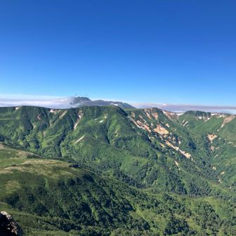 忠別岳山頂からトムラウシ方面。