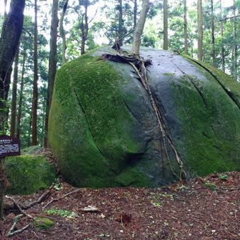 兜石、この石横に窓がありました。