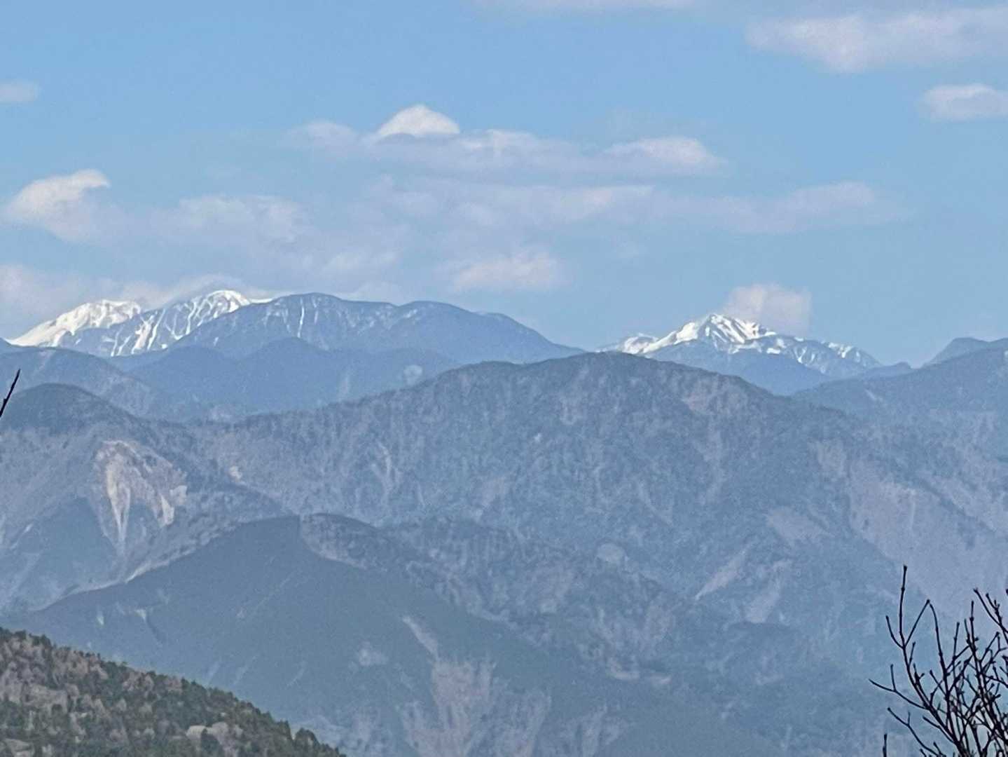 左から三つ巴に見えるのは、立地と角度からすると、荒川岳、赤石岳、聖岳、光岳、の最初か最後の三つ、右の雪山は上河内岳……かな？（推測）