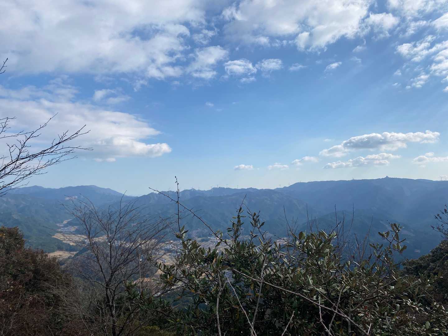 青山高原の風車がさっきより近い✨
これ以外の眺望はナッシング😁