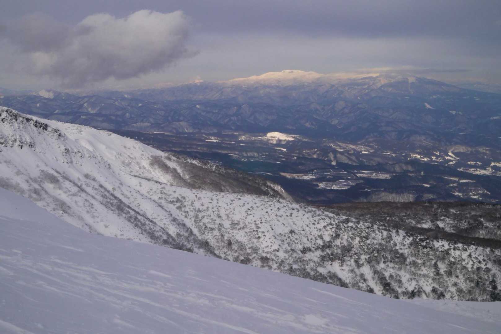 真っ白な蔵王連峰(たぶん)が見えました！眺望は期待してなかったので嬉しいサプライズ。
