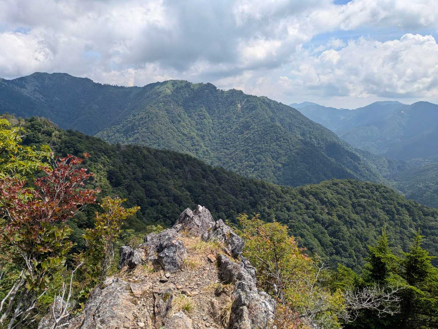 展望岩の向こう…槍戸山✨