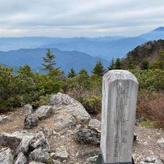 薄曇り。でも開放感あふれる眺望はやっぱり最高

ここは蒸し暑さの中登る山としてはキツいし、
時期的にギリギリセーフの気候でした