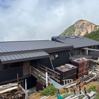 の前に根石岳山荘でザックをデポ