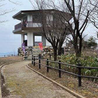 展望台にとうちゃこ。ここが本日唯一のピーク松尾山379 m⛰️

何と展望台は七角形😳七尾の名の由来の７つの尾根を表してるとか。