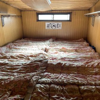 チェックインが後になると大部屋になるみたいです👀
ザックは上にぶら下げるタイプです