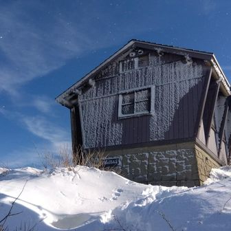 ユートピア避難小屋
アイゼンを外し小屋の中で昼食