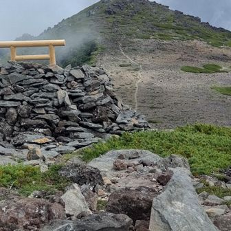 白木の鳥居の先に継子Ⅱ峰。