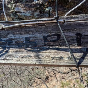 両崖山・仙人ヶ岳・石尊山 よく読めないけど
⛰️富士見山
岩場にあった
分からなくてスルーし３コマ戻る😅
ここは足百ではない？
足百も今や140座
ここも150座くらいになるのかなー？
見えるの？富士山
