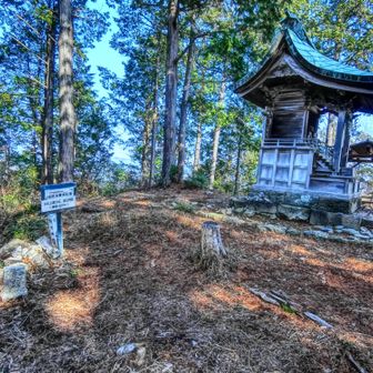 頂上には小さな神社がありました