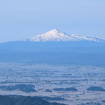 ズーム🏔️あの山頂からこっち見てる人いるかな。やっぱり強風だろうか
