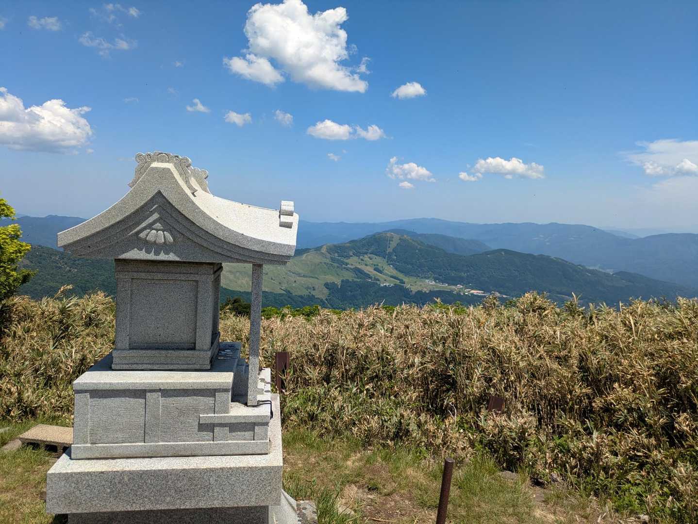 頂上からの眺め。ハチ高原スキー場が見えます。今日は氷ノ山の山開きです。12:30から頂上で神事が行われます。心引かれますが見ずに下山することにしました。