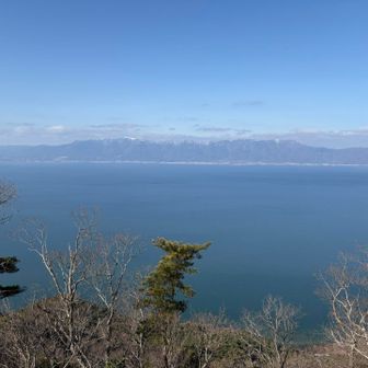 正面は琵琶湖ブルーと比良の山々