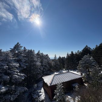 避難小屋隣の岩の展望台から