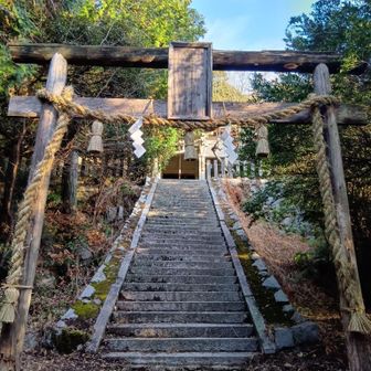 山の中に突如現れる立派なお社