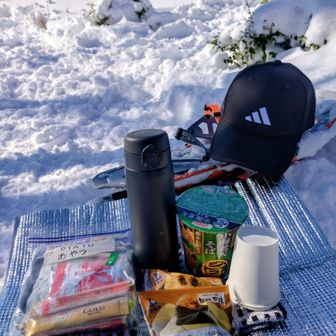 本日の山頂ランチ🍴
転倒防止タッパーと手作りおにぎり🍙忘れた🥲
コンビニおにぎり🍙となりました🥲
パワーチャージ💪したのころで、チェンスパ装着！👍