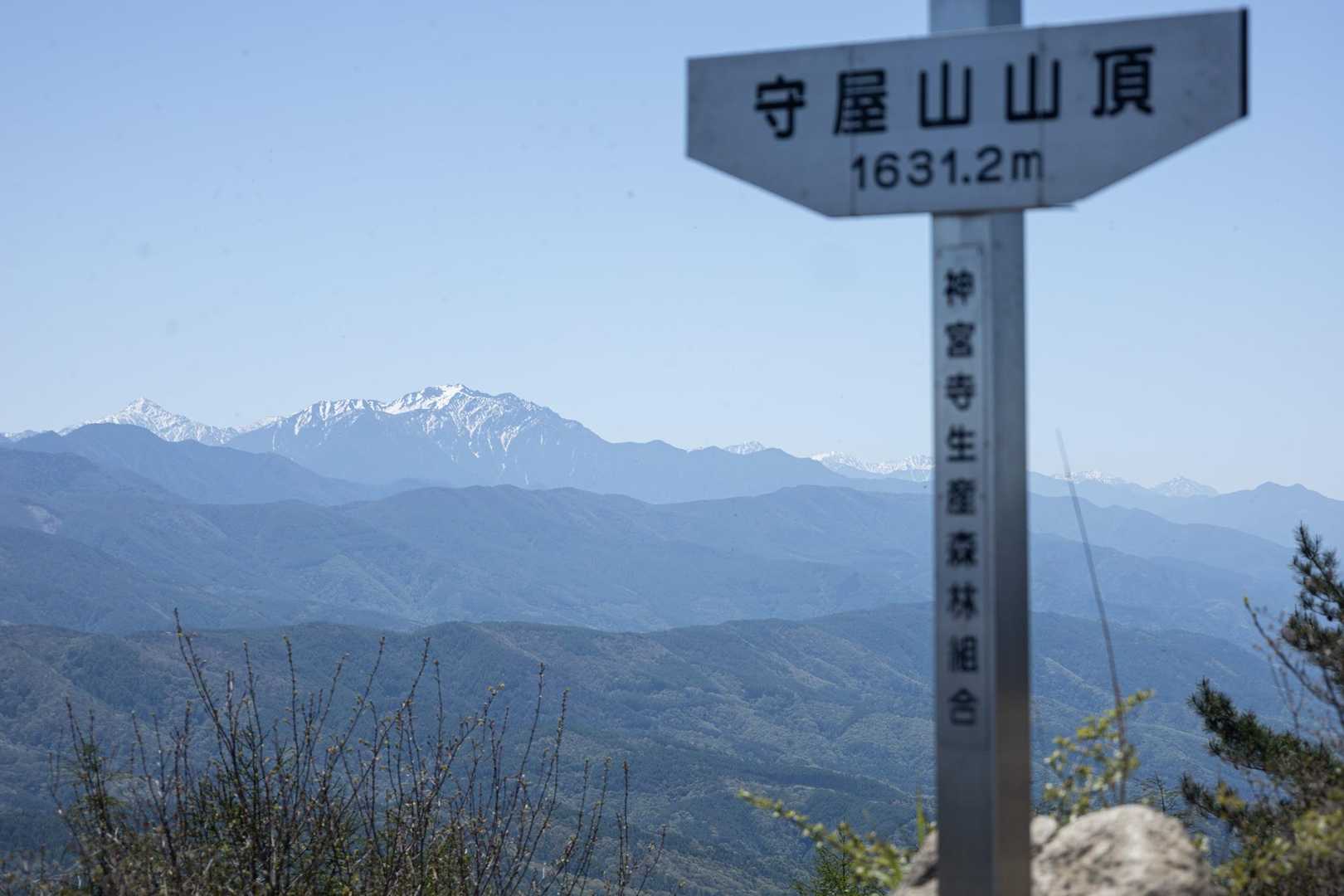 東峰さんちょー。バックは北岳・仙丈ヶ岳