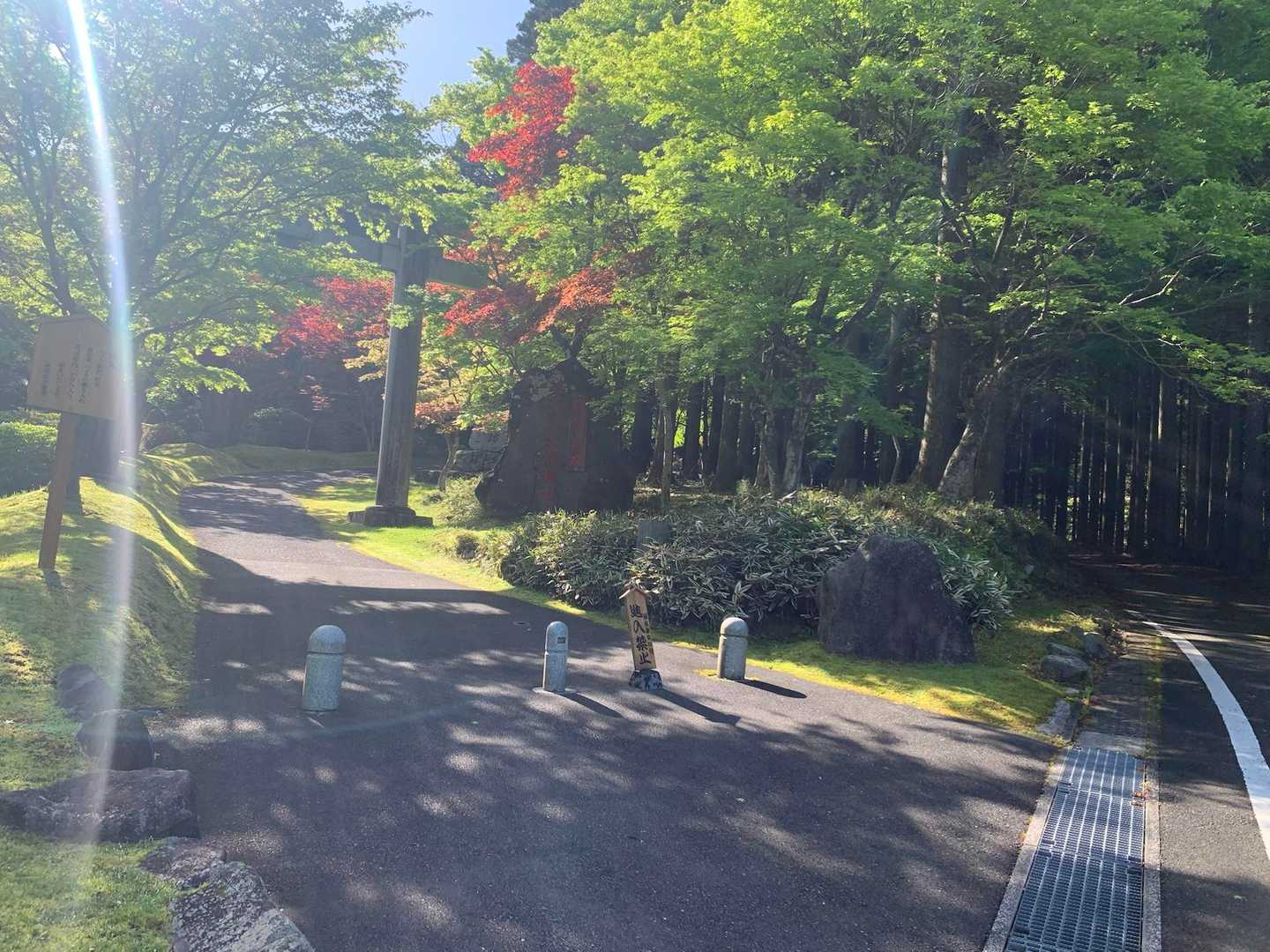 英彦山大権現横の林道にゲートがなく車が入ってます