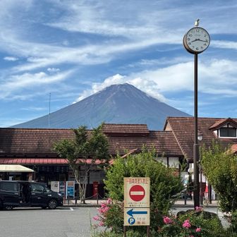スタートは富士急行の河口湖駅。この時間ならまだ人少なめ。
しかしながら駅のコインロッカーが高かった… 少し離れたところのロッカーがオススメ。