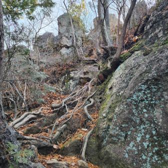 振り返り、男抱山を見上げる①