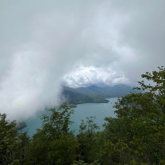 雲がどんどん湧いていく
その隙間から見えた然別湖
今日はエメラルドグリーンの濃淡が美しい
こんなに綺麗だったっけ？