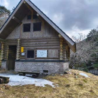 狼平の避難小屋。急いでいたので中には入らず