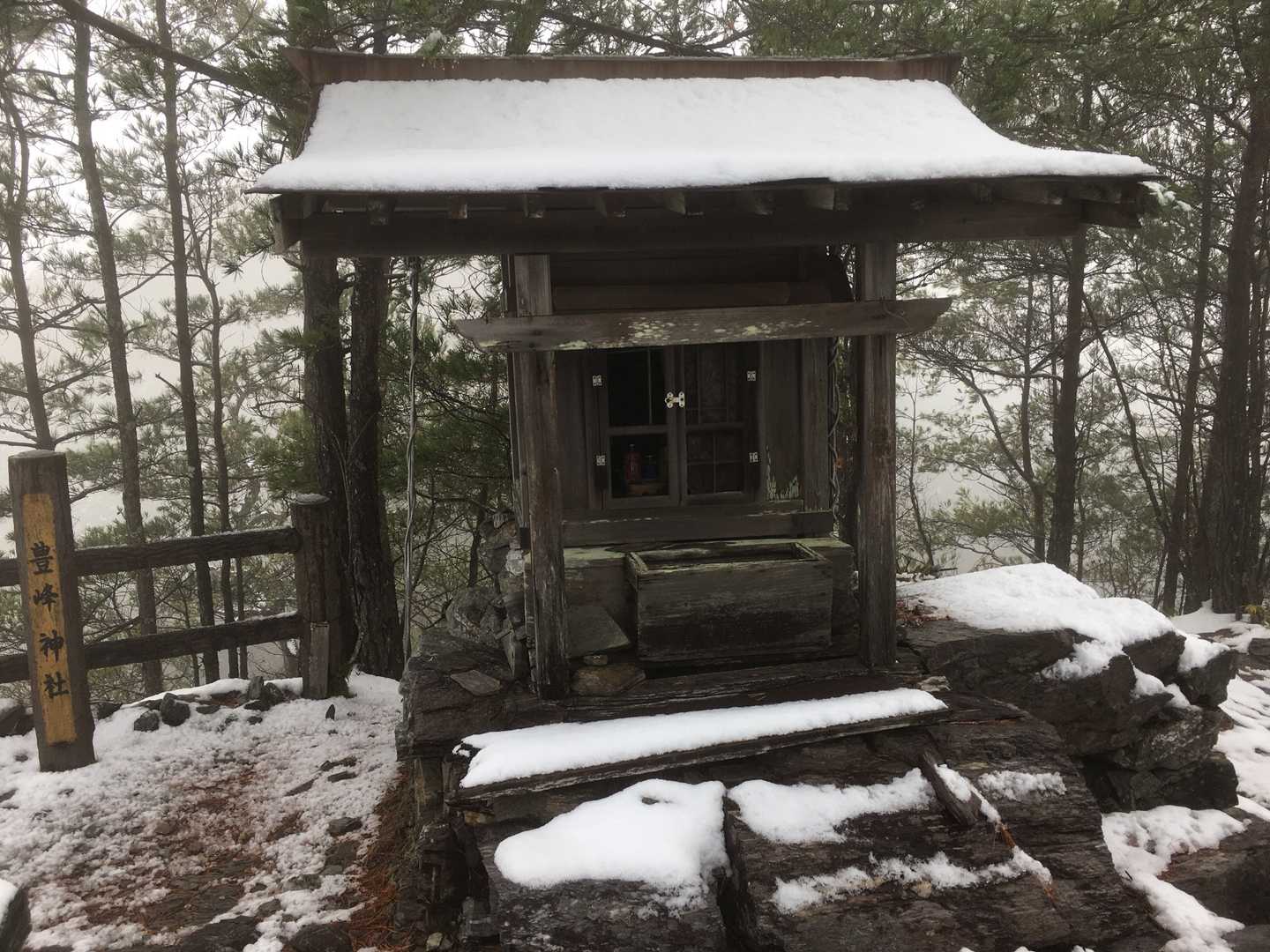 お詣りして早々に下山します。